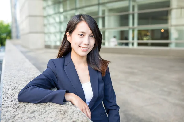 Asiatische Geschäftsfrau in japanischer Stadt — Stockfoto