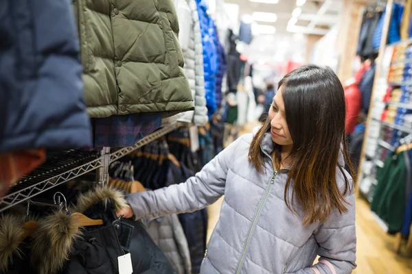 Donna che sceglie giacca in boutique — Foto Stock