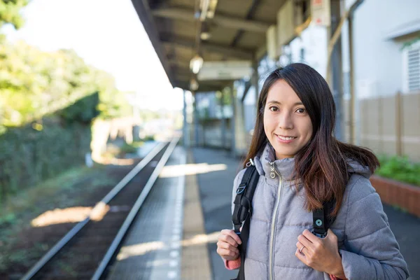 Mutlu kız turistik tren istasyonu