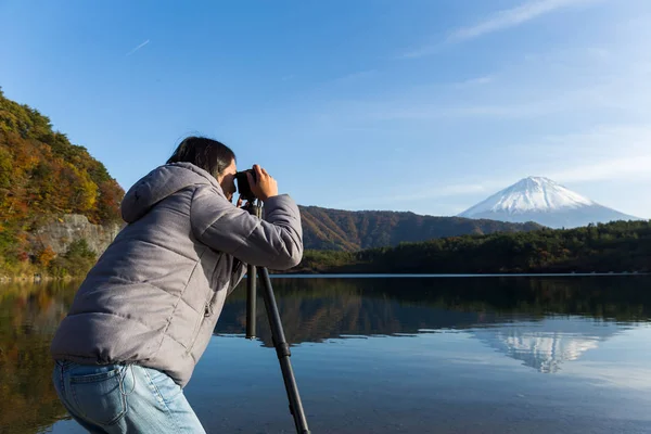Профессиональный фотограф, фотографирующий гору Фудзи — стоковое фото