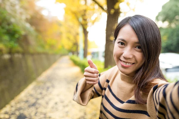 Frau fotografiert mit Digitalkamera — Stockfoto