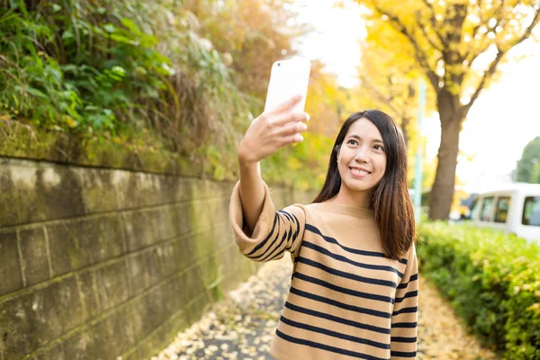 Junge Frau macht Selfie im Herbst — Stockfoto