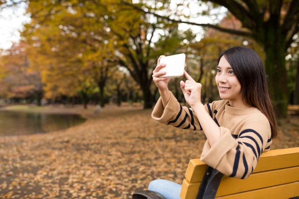 Frau fotografiert im Outdoor-Park — Stockfoto