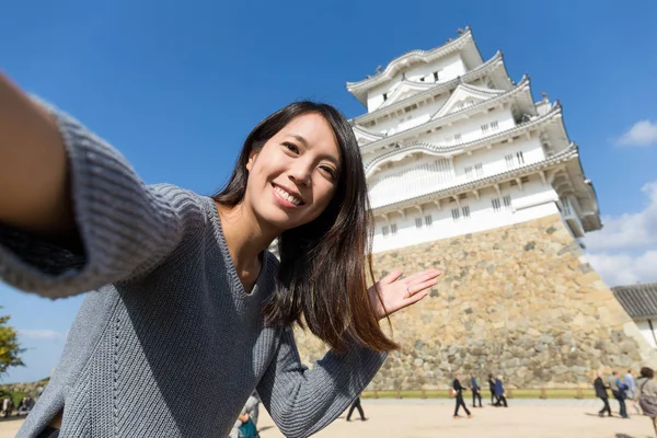 Mujer tomar fotos con el castillo de Himeji —  Fotos de Stock