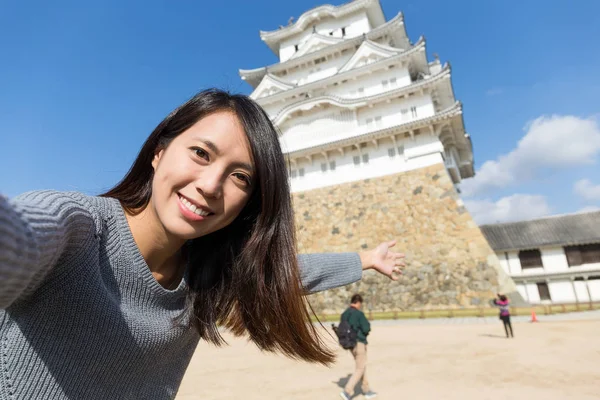 Mujer tomando fotos con el castillo de Himeji — Foto de Stock