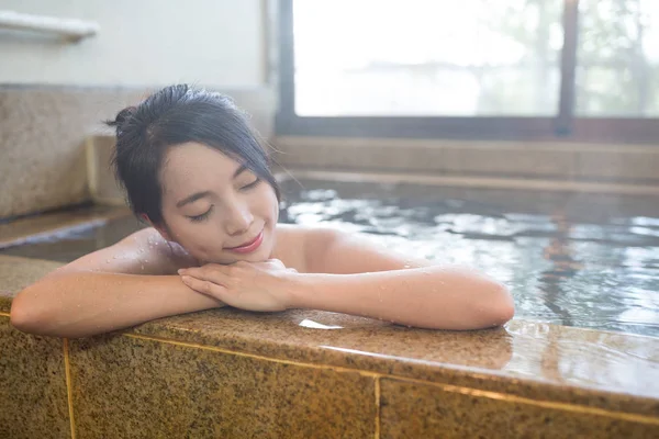 Japon onsen sahip kadın — Stok fotoğraf