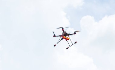 Gökyüzünde uçan bir dron