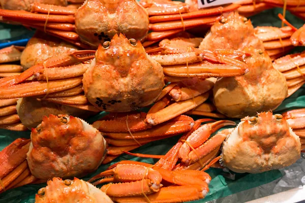 Caranguejos crus vendidos no mercado de frutos do mar — Fotografia de Stock