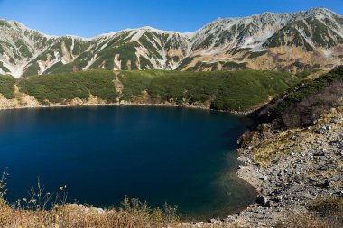 Mikurigaike gölet Tateyama dağ silsilesi içinde