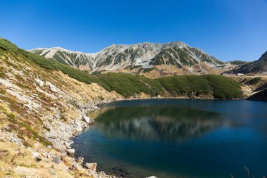 Mikurigaike gölet Tateyama dağ silsilesi içinde