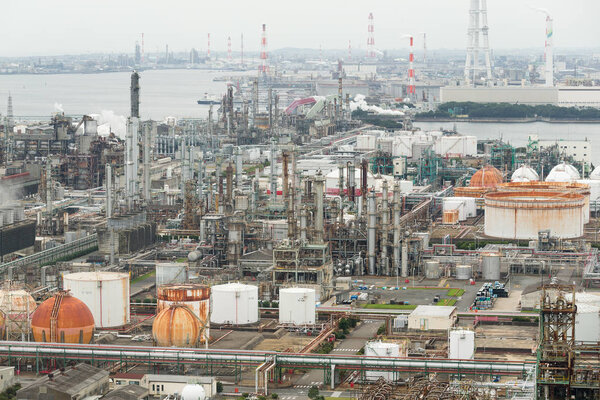 Промышленный завод в городе Йоккаити
