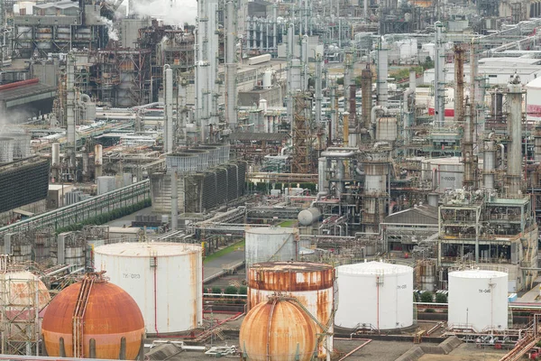 Промышленный завод в городе Йоккаити — стоковое фото