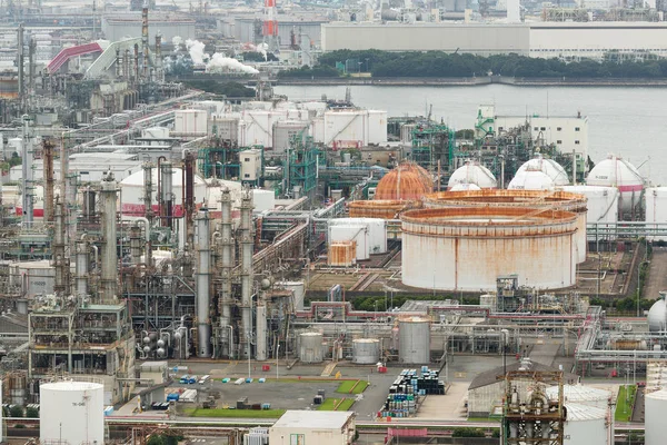 Нефтехимический завод в городе Йоккаити — стоковое фото
