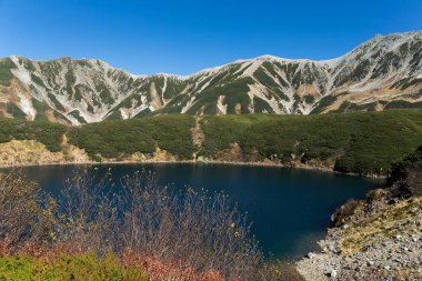 Mikurigaike gölet Tateyama dağ silsilesi içinde