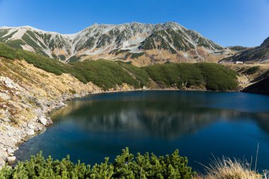 Mikurigaike gölet Tateyama dağ silsilesi içinde