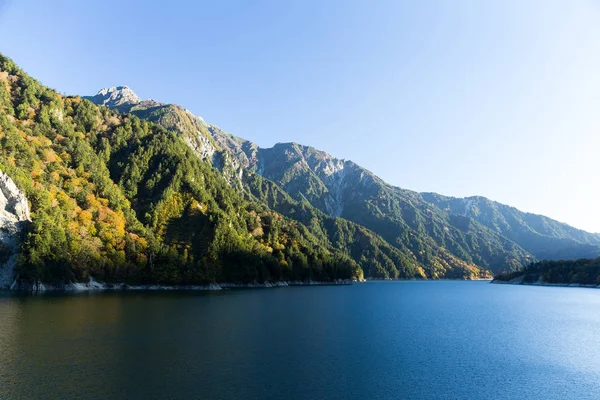 Dağlardaki güzel göl — Stok fotoğraf