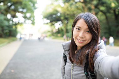 Kamera çekimi fotoğraf için kendi başına tutan kadın