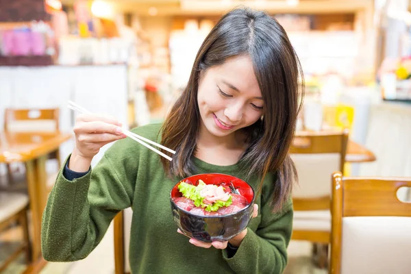 Mujer teniendo sashimi don en restaurante — Foto de Stock