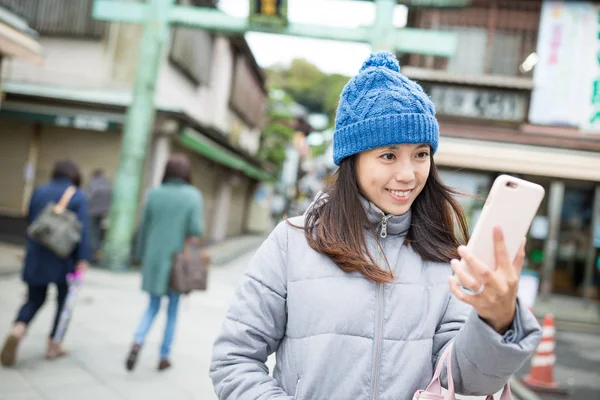 Frau macht Selfie mit Handy — Stockfoto