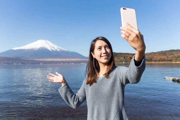 Nő fog fénykép-val mozgatható telefon — Stock Fotó