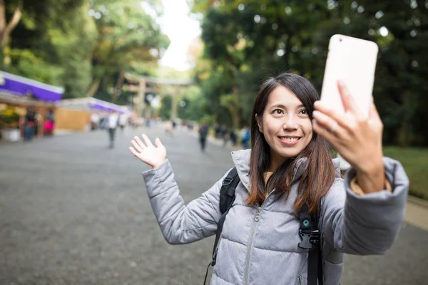 Женщина фотографируется в японском храме — стоковое фото