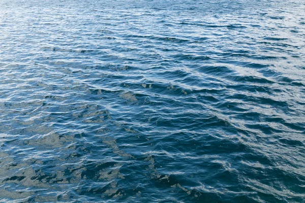 Modrá hladina moře s vlnami — Stock fotografie