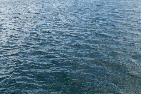 Blå havsyta med vågor — Stockfoto