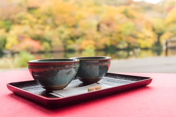 Japanischer grüner Tee mit herbstlichem Hintergrund — Stockfoto