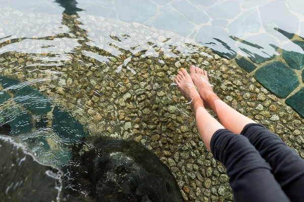 女性的脚温泉在日本 — 图库照片