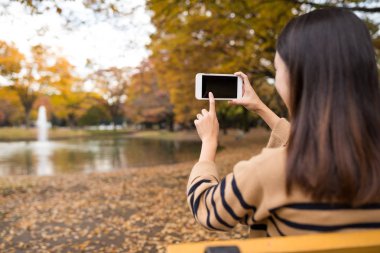 Kadın alarak fotoğraf Park Sonbahar sezonu