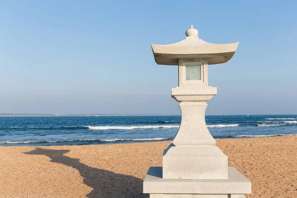 Lanterne en pierre sur la plage — Photo