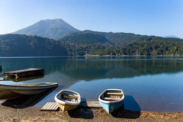 Mount Kirishima och sjön i Japan — Stockfoto