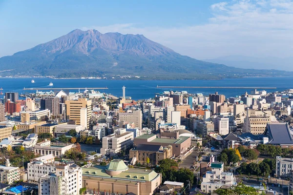 De skyline van de stad van Japan met Sakurajima-vulkaan — Stockfoto