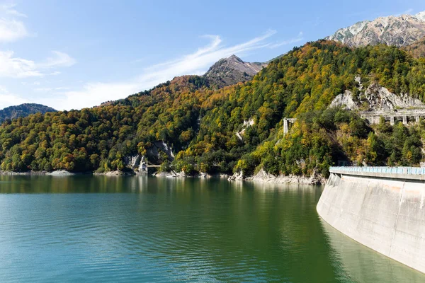 Kurobe Dam bij lake — Stockfoto