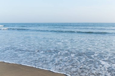 Kumlu Plajı'nda mavi okyanus