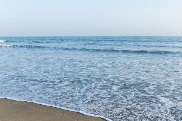 蓝色的海洋，在沙滩 — 图库照片