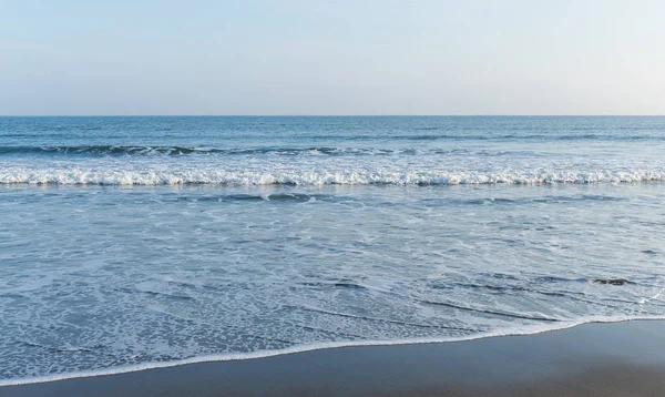 Kumlu plajı ile denizin dalgaları