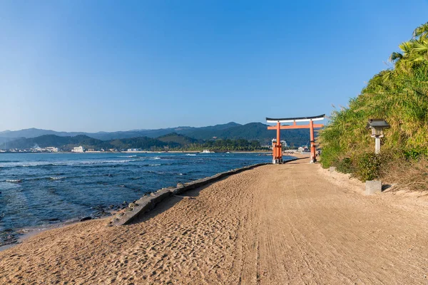 Torii Rosso nel Santuario di Aoshima con sole — Foto Stock