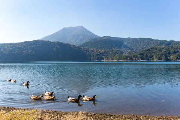 Mountain Kirishima och sjön — Stockfoto