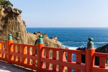 Aoshima Tapınağı ve deniz manzarası