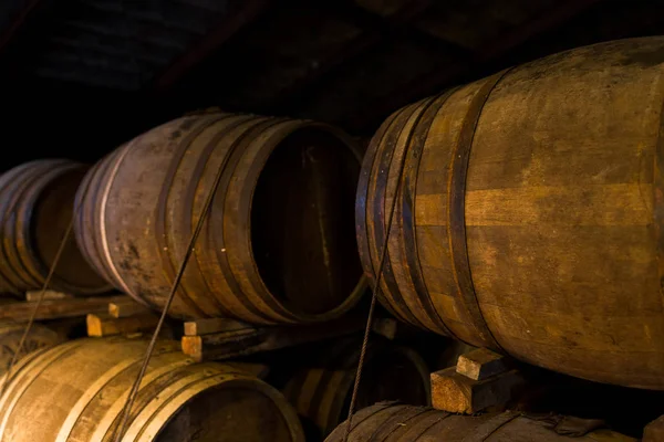 Vaten voor opslag van wijn in kelder — Stockfoto