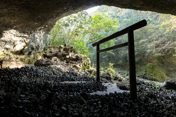 Torii in de grot in Japanse bergen — Stockfoto