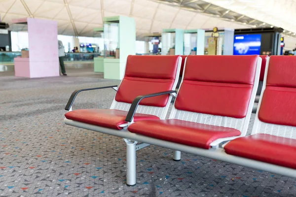 Lege stoelen in luchthaven hall — Stockfoto