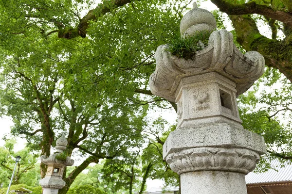 Japonês jardim e lanterna de pedra — Fotografia de Stock