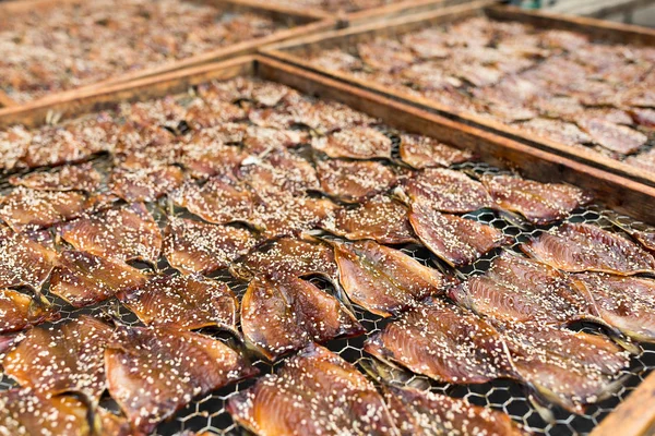 Suchá ryba na dřevěné desce — Stock fotografie