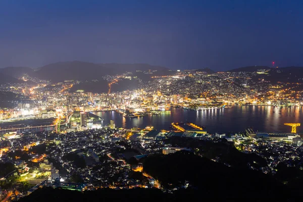 Město Nagasaki v Japonsku v noci — Stock fotografie