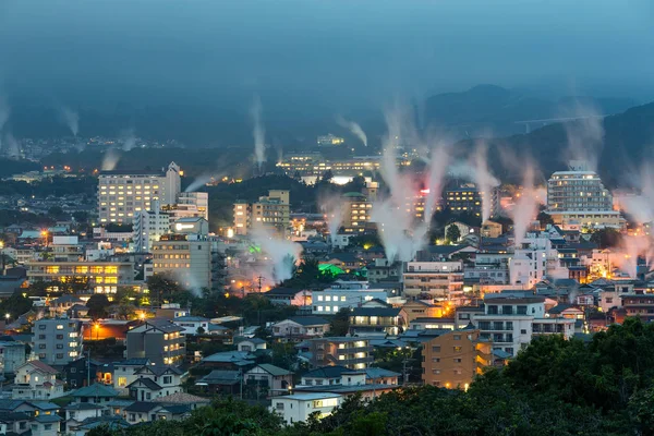 Нічне місто Beppu — стокове фото
