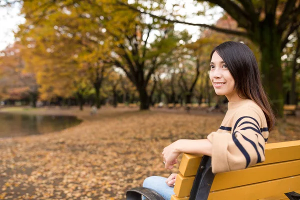 Çok uzaklara bakarak ve Parkı'nda oturan kadın