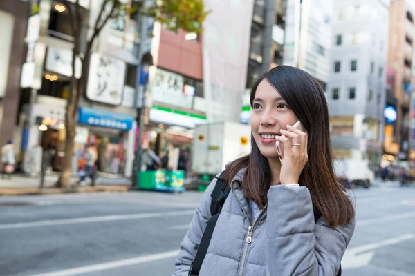 Frau spricht mit Handy in Tokio-Stadt — Stockfoto