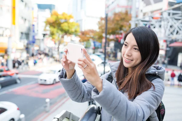 携帯電話で女性のキャプチャ写真 — ストック写真